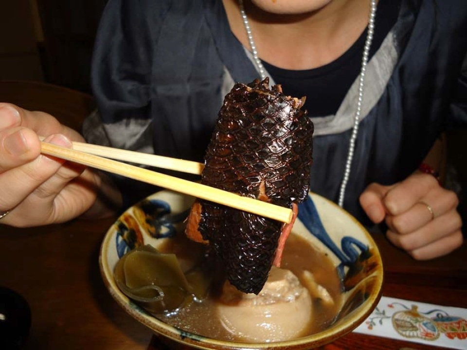 Hai cụ bà 70 tuổi dùng tay không bắt loài rắn độc hơn cả hổ mang - 4