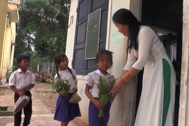 Học sinh tặng thầy cô hoa dại, sắn nhân ngày nhà giáo