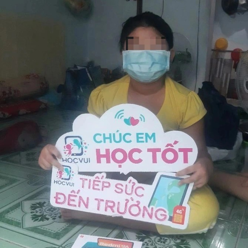 Tình nguyện viên quặn lòng trước cô bé lớp 3 bên bàn thờ dựng tạm của mẹ - 1 Tình nguyện viên quặn lòng trước cô bé lớp 3 bên bàn thờ dựng tạm của mẹ - 1