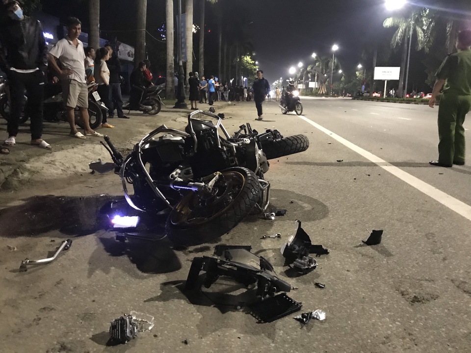 Khoảnh khắc siêu mô tô BMW phóng như bay, lộn vòng rồi bốc cháy - 1 Khoảnh khắc siêu mô tô BMW phóng như bay, lộn vòng rồi bốc cháy - 1