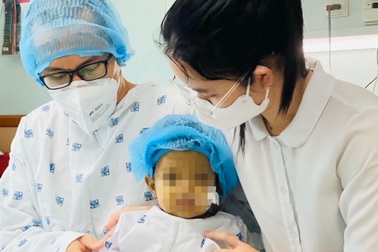 Cha hiến gan cứu bé gái 2 tuổi liên tục nôn ra máu, nguy kịch giữa mùa dịch