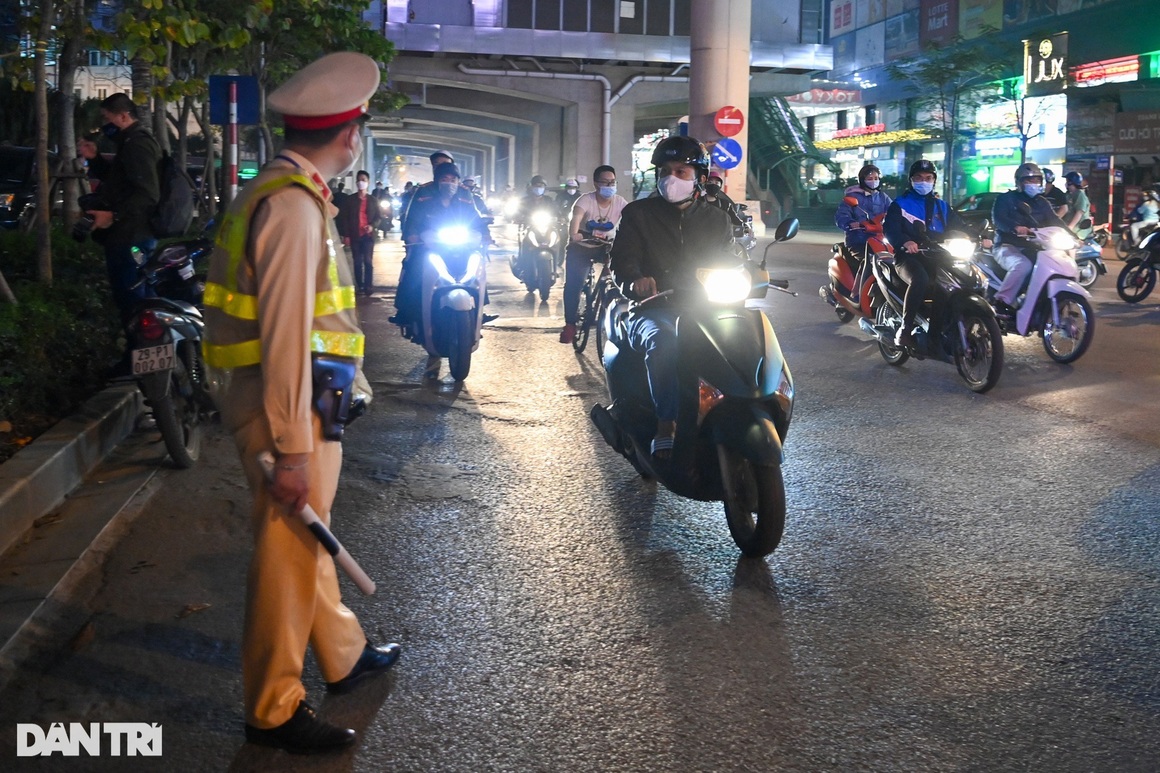 Hàng trăm người tràn ra lòng đường hóng xem vụ bắt ông Trịnh Văn Quyết - 8 Hàng trăm người tràn ra lòng đường hóng xem vụ bắt ông Trịnh Văn Quyết - 8
