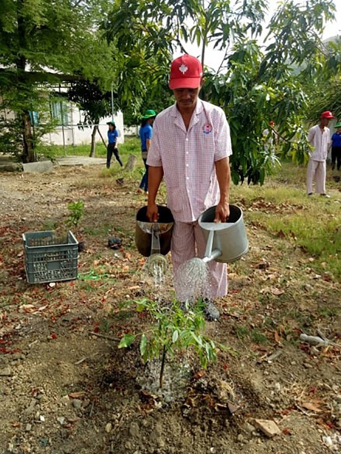 Trồng cây ăn trái tại trung tâm