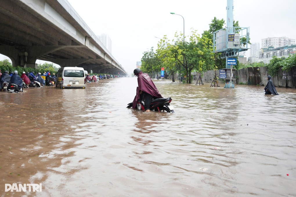 Biệt thự nhà giàu ở Hà Nội ngập nặng, người dân nháo nhào “cứu” xế hộp - 6 Biệt thự nhà giàu ở Hà Nội ngập nặng, người dân nháo nhào “cứu” xế hộp - 6