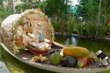 Bất ngờ nơi chúa hài đồng sinh ra trên chiếc xuồng ba lá...