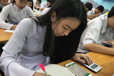 TPHCM: Học sinh làm bài thi trên... điện thoại