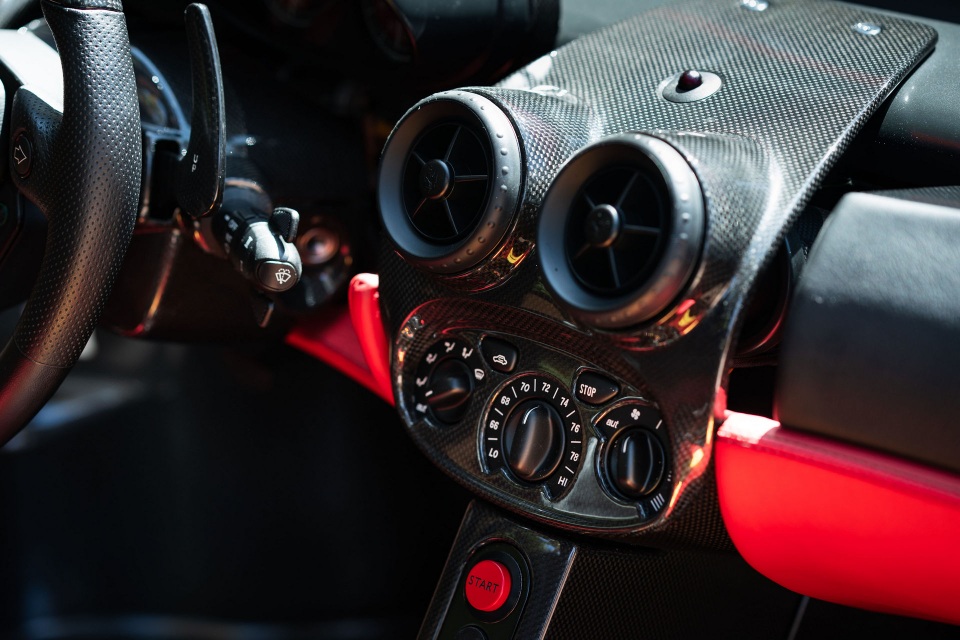 Soi chi tiết siêu xe Ferrari Enzo vừa lập kỷ lục bán đấu giá trực tuyến - 19 Soi chi tiết siêu xe Ferrari Enzo vừa lập kỷ lục bán đấu giá trực tuyến - 19