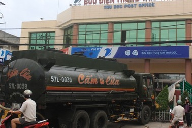 Xe bồn chở xăng “hỏi thăm” bưu điện