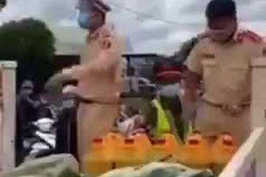 CSGT hỗ trợ xăng miễn phí cho người dân về quê tránh dịch gây xúc động