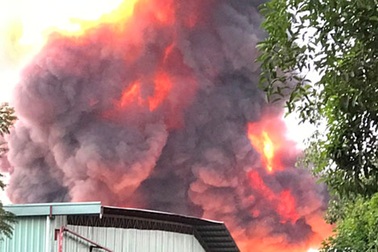 Vụ hoả hoạn cực lớn: Cháy kho hoá chất rộng hơn 500m2