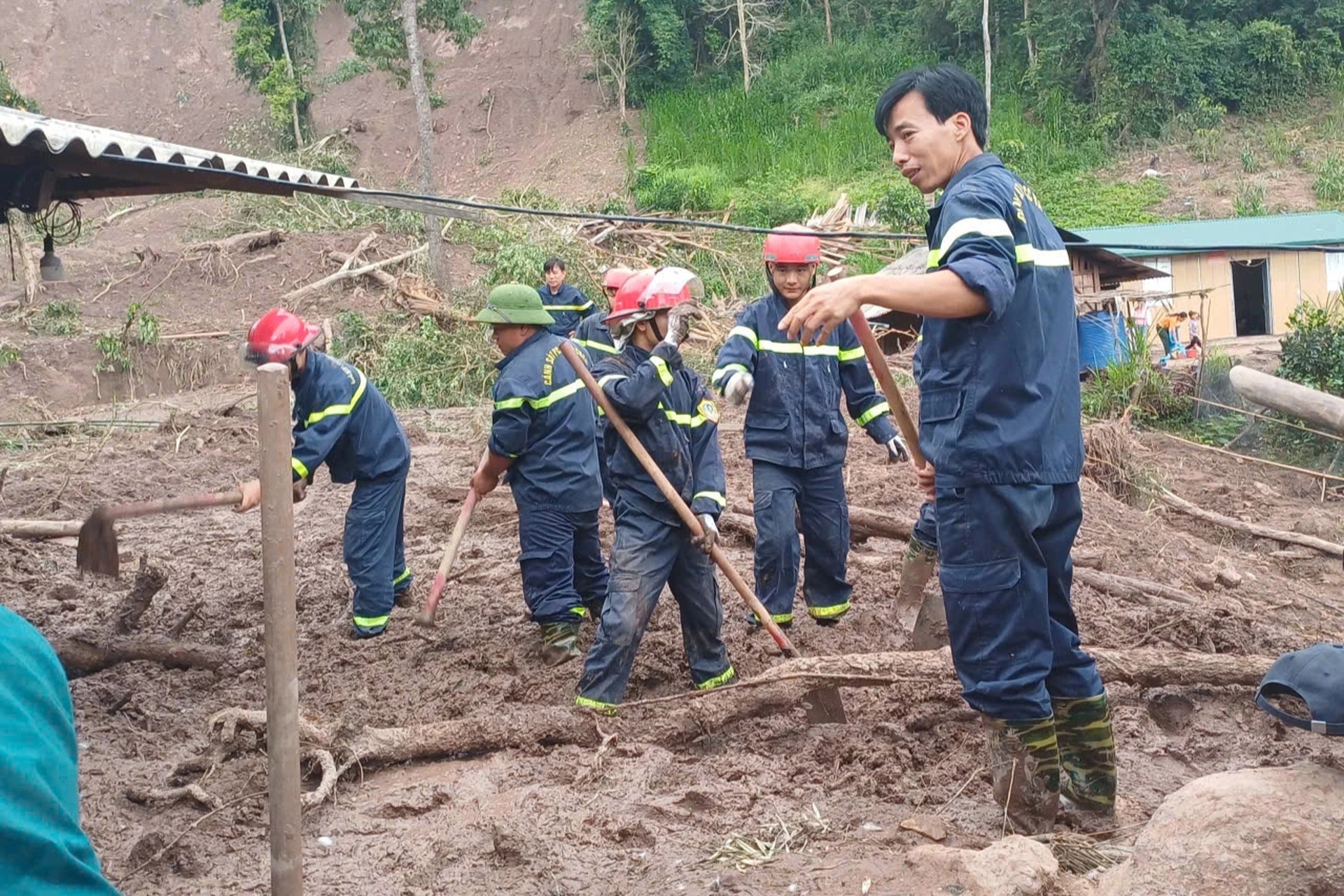 Hơn 400 chiến sĩ công an vào rốn lũ giúp dân dựng nhà, dọn trường - 5 Hơn 400 chiến sĩ công an vào rốn lũ giúp dân dựng nhà, dọn trường - 5