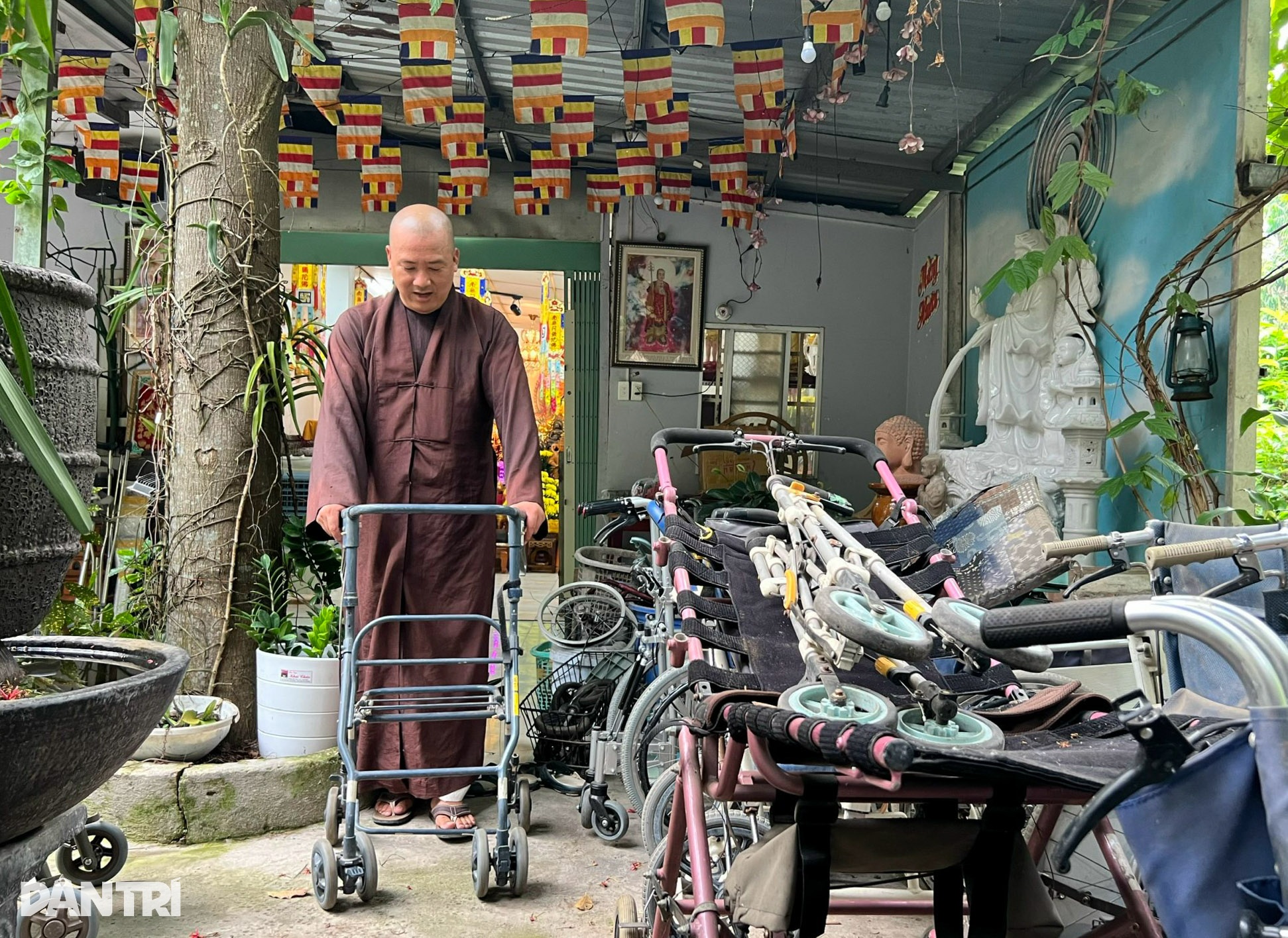 Sư thầy ở TPHCM hồi sinh cả nghìn đôi chân cho người khuyết tật - 1 Sư thầy ở TPHCM hồi sinh cả nghìn đôi chân cho người khuyết tật - 1