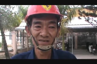 Anh Nguyễn Cao Thượng chế xe cứu hỏa từ chiếc xe Vespa của mình.