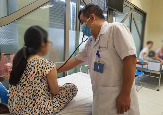 Bác sĩ Bệnh viện Nhi trung ương kiểm tra sức khỏe cho một bệnh nhi bị mất ngủ, rối loạn lo âu.