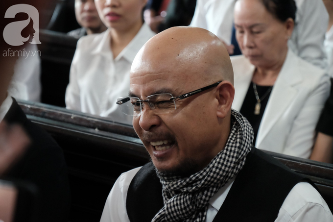 Ông Vũ tươi cười nói về tầm nhìn của Trung Nguyên, bỏ tiền tỷ để giúp người nghèo - Ảnh 3. Ông Vũ tươi cười nói về tầm nhìn của Trung Nguyên, bỏ tiền tỷ để giúp người nghèo - Ảnh 3.