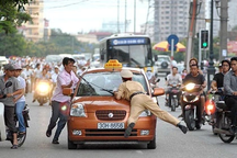 Xử lý nghiêm hành vi chống đối cảnh sát giao thông để tránh "nhờn thuốc"
