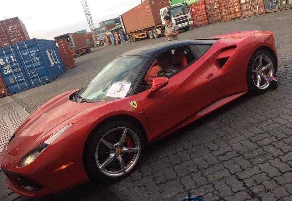 Độ độc và hiếm của siêu xe Ferrari 488 GTB vừa bị tai nạn ở Hà Nội - 2 Độ độc và hiếm của siêu xe Ferrari 488 GTB vừa bị tai nạn ở Hà Nội - 2
