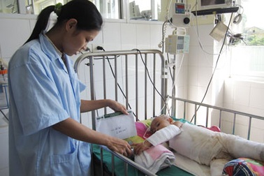 Quỹ Nhân ái đến với bé gái bị bỏng nặng toàn thân