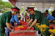 Đón 43 hài cốt liệt sĩ hy sinh tại Lào về quê hương