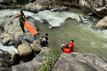 Phát hiện thi thể người đàn ông mắc kẹt vào hốc đá dưới suối