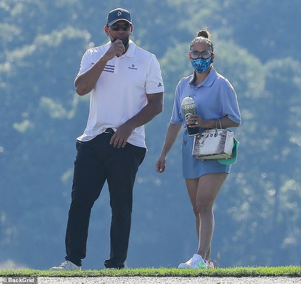 Jennifer Lopez tình tứ hôn bồ trẻ khi đi chơi golf - 4 Jennifer Lopez tình tứ hôn bồ trẻ khi đi chơi golf - 4