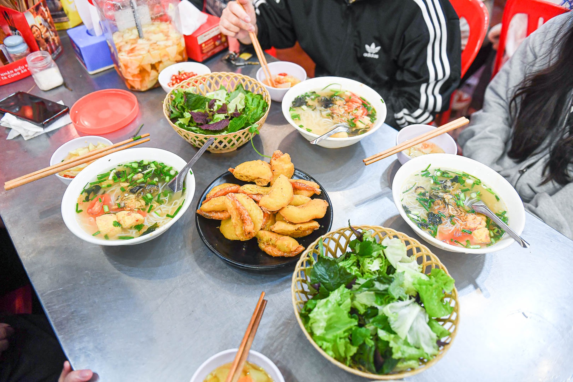 Chủ quán bún ốc Hà Nội mệt phờ vì khách xếp hàng đông tràn vỉa hè ngày Tết - 4 Chủ quán bún ốc Hà Nội mệt phờ vì khách xếp hàng đông tràn vỉa hè ngày Tết - 4