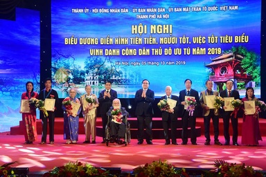 Trao danh hiệu “Công dân Thủ đô ưu tú” cho anh hùng từng nhờ đồng đội chặt hộ cánh tay bị địch bắn gãy nát