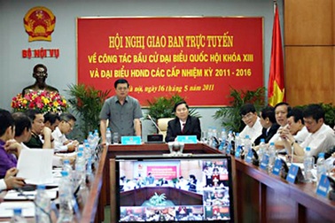 “Thổi còi” ứng viên tặng quà, làm từ thiện “phút chót”