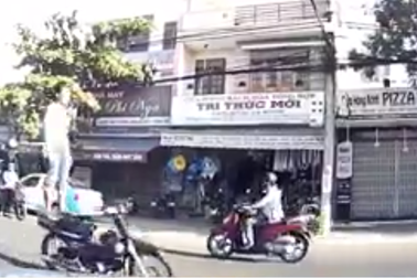 Truy tìm nam thanh niên đứng trên yên xe máy, phóng như bay