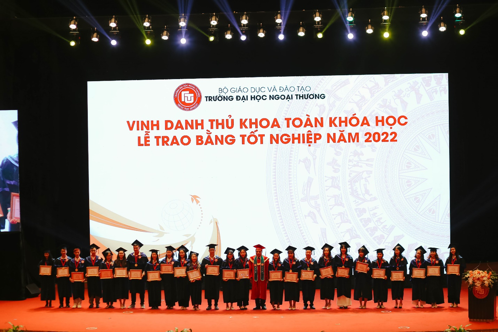 Sinh viên trường Đại học Ngoại thương cùng khóc, cười trong ngày tốt nghiệp - 1 Sinh viên trường Đại học Ngoại thương cùng khóc, cười trong ngày tốt nghiệp - 1