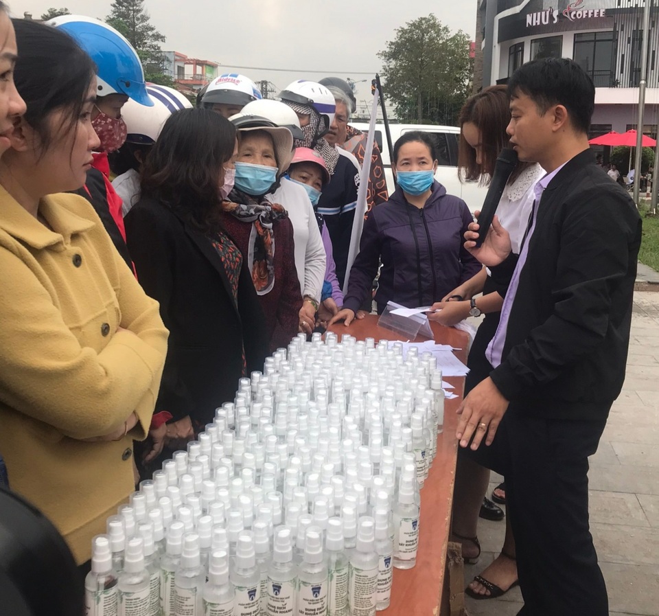 Sinh viên điều chế nước sát khuẩn phát miễn phí, phòng dịch Covid-19 - 2 Sinh viên điều chế nước sát khuẩn phát miễn phí, phòng dịch Covid-19 - 2