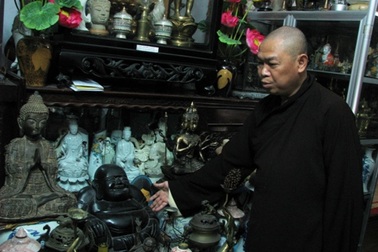 Vị thượng tọa và bộ sưu tập 200 bức tượng Phật quý