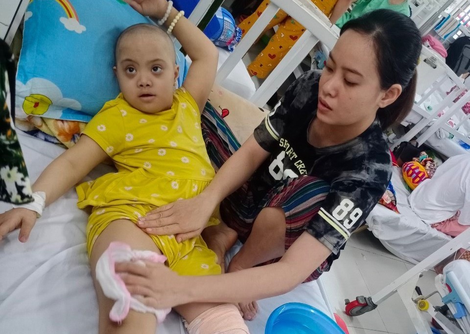 Xót xa số phận bé gái nghèo nguy cơ phải cưa chân vì u xương quái ác - 6 Xót xa số phận bé gái nghèo nguy cơ phải cưa chân vì u xương quái ác - 6