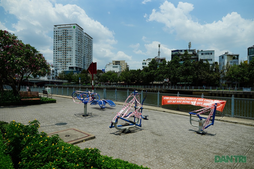 Nhịp sống “bình thường” trước khi lệnh cách ly hết hiệu lực - 1 Nhịp sống “bình thường” trước khi lệnh cách ly hết hiệu lực - 1