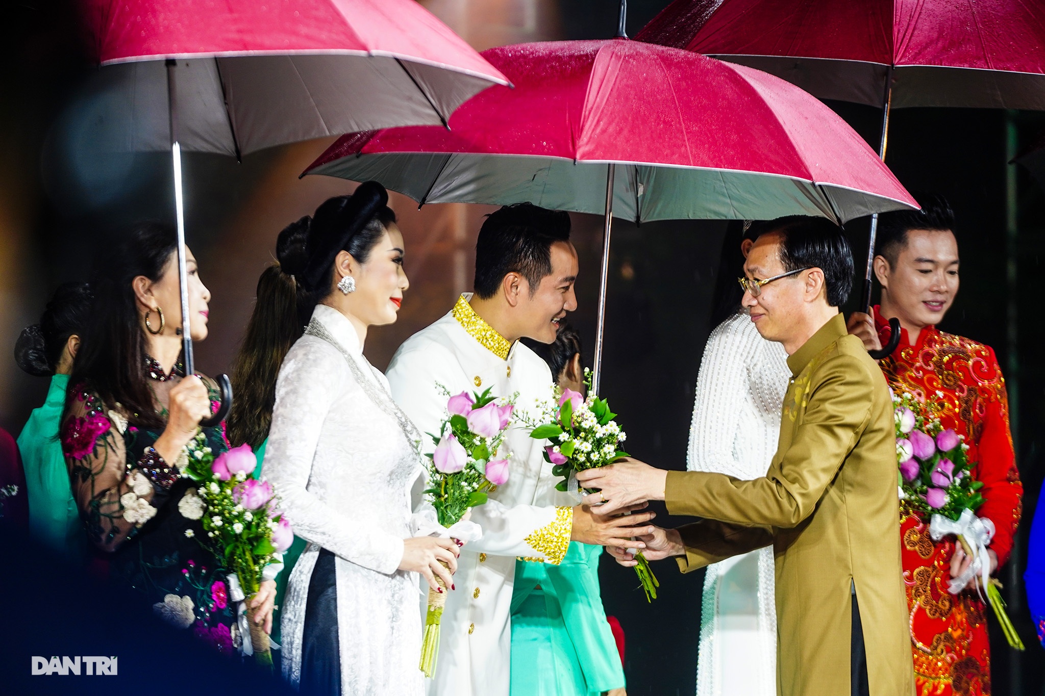 Khác lạ hình ảnh phố đi bộ, chợ Bến Thành, Thủ Thiêm… trên tà áo dài - 25