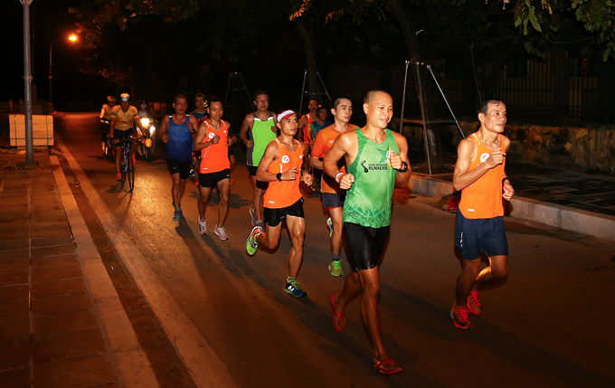 Chạy theo cung đường VPBank Hanoi Marathon ASEAN, thấy một Hà Nội lãng mạn đêm Thu - Ảnh 1. Chạy theo cung đường VPBank Hanoi Marathon ASEAN, thấy một Hà Nội lãng mạn đêm Thu - Ảnh 1.