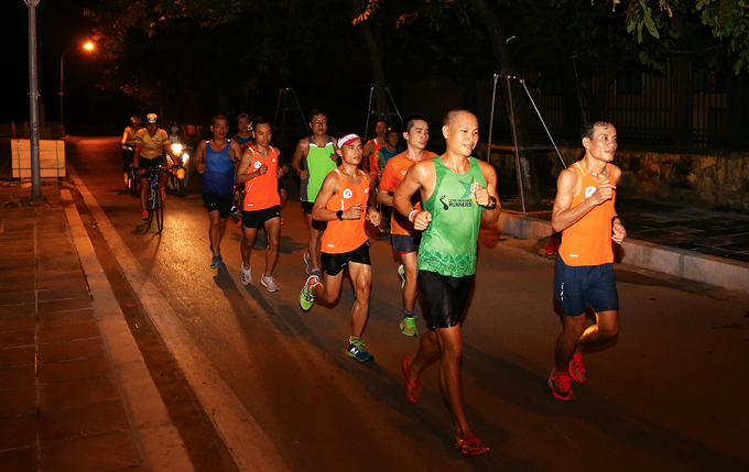 Chạy theo cung đường VPBank Hanoi Marathon ASEAN, thấy một Hà Nội lãng mạn đêm Thu - Ảnh 1.