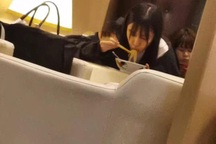 Lộ hình ảnh Angelababy mặt “mộc”, tóc tai bù xù ngồi ở sân bay