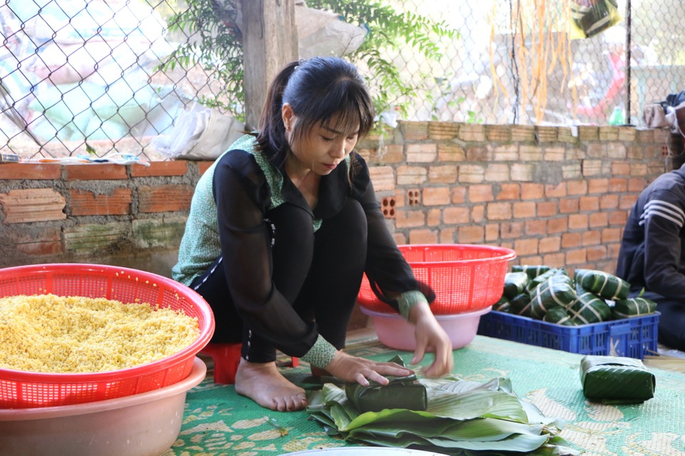 Chạy đua với thời gian để gói hơn 10.000 chiếc bánh chưng kịp Tết - 7 Chạy đua với thời gian để gói hơn 10.000 chiếc bánh chưng kịp Tết - 7