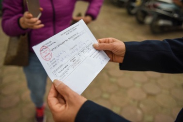 Người dân mừng rỡ khoe kết quả xét nghiệm nhanh Covid-19