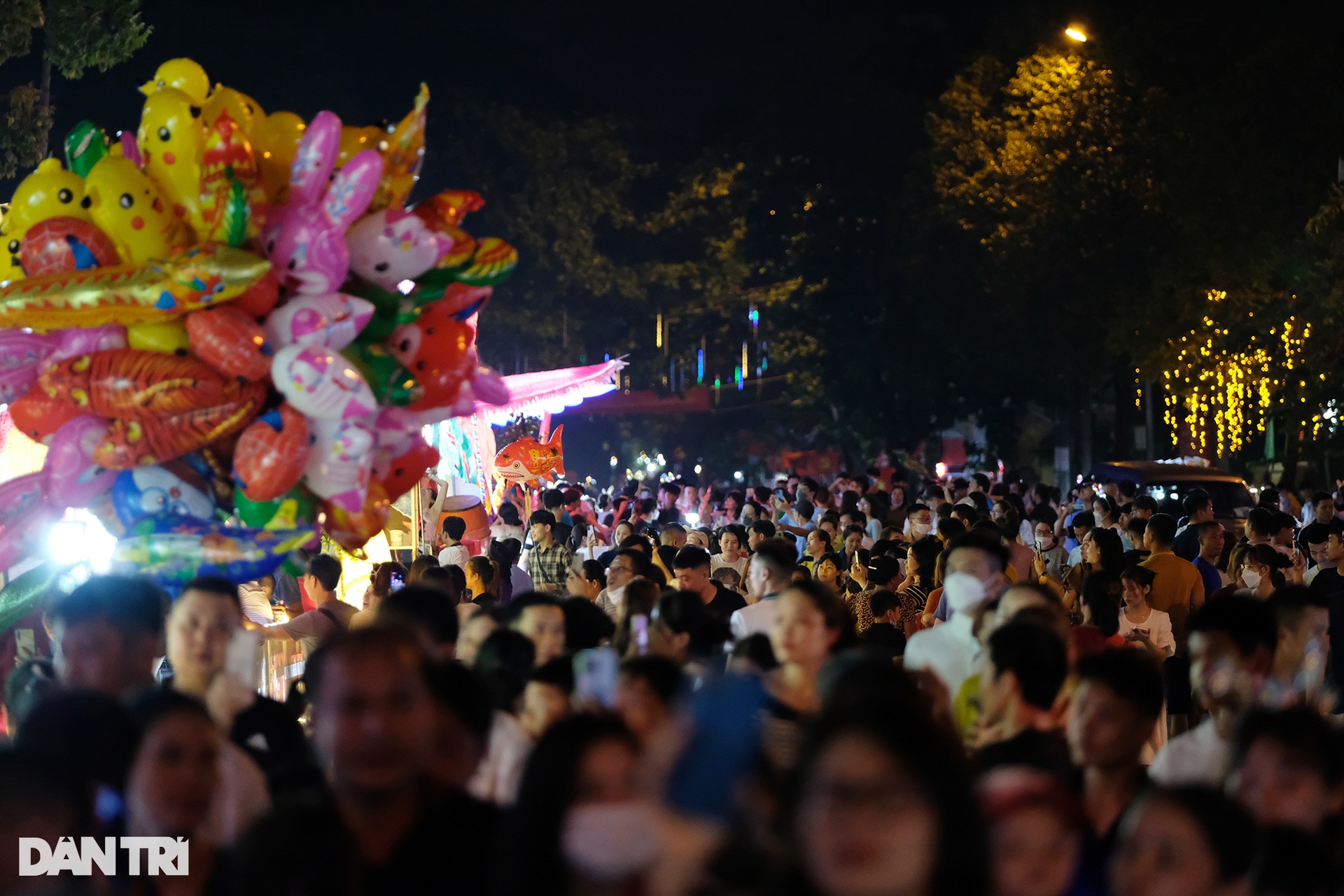 Hàng vạn người xuống phố rước đèn Trung thu khổng lồ ở Tuyên Quang - 1 Hàng vạn người xuống phố rước đèn Trung thu khổng lồ ở Tuyên Quang - 1