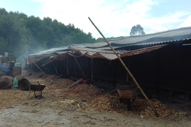 Xử phạt cơ sở sản xuất cau “chui” gây ô nhiễm có lao động Trung Quốc