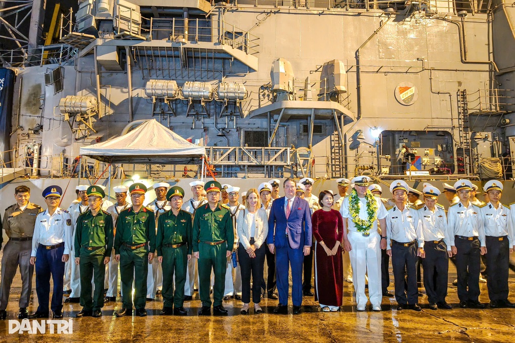 Đà Nẵng đón tàu đổ bộ và tàu tuần dương Hải quân Mỹ - 4 Đà Nẵng đón tàu đổ bộ và tàu tuần dương Hải quân Mỹ - 4