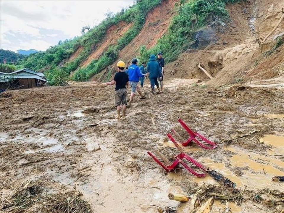 11 người bị núi vùi lấp ở huyện Phước Sơn, đã tìm thấy 5 thi thể - 4 11 người bị núi vùi lấp ở huyện Phước Sơn, đã tìm thấy 5 thi thể - 4