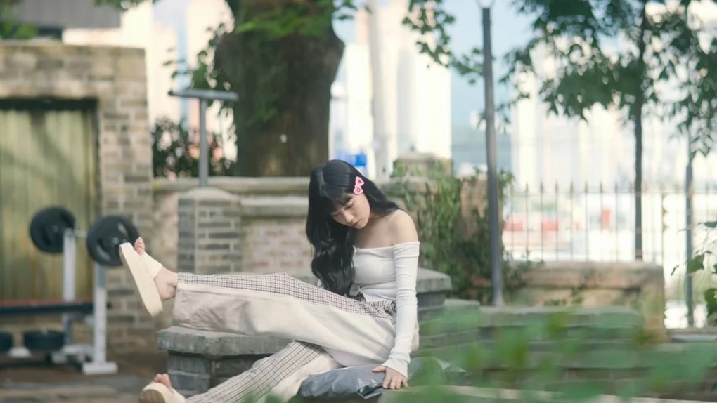 Suzy ăn mặc vừa gợi cảm, vừa cá tính trong phim Doona - 5 Suzy ăn mặc vừa gợi cảm, vừa cá tính trong phim Doona - 5