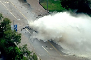 Mỹ: Vỡ đường ống, nước phun xối xả giữa phố