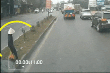 Thấy bà cụ dừng bên đường, tài xế xe tải đã có hành động "ấm lòng"