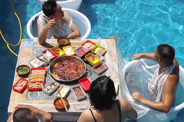 Mặc bikini ăn lẩu giữa bể bơi