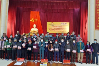 Trao quà Tết sớm tới các hộ nghèo, cận nghèo, gia đình hoàn cảnh khó khăn