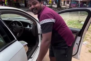 Anh nông dân Ấn Độ lái ô tô tiền tỷ ra chợ bán rau